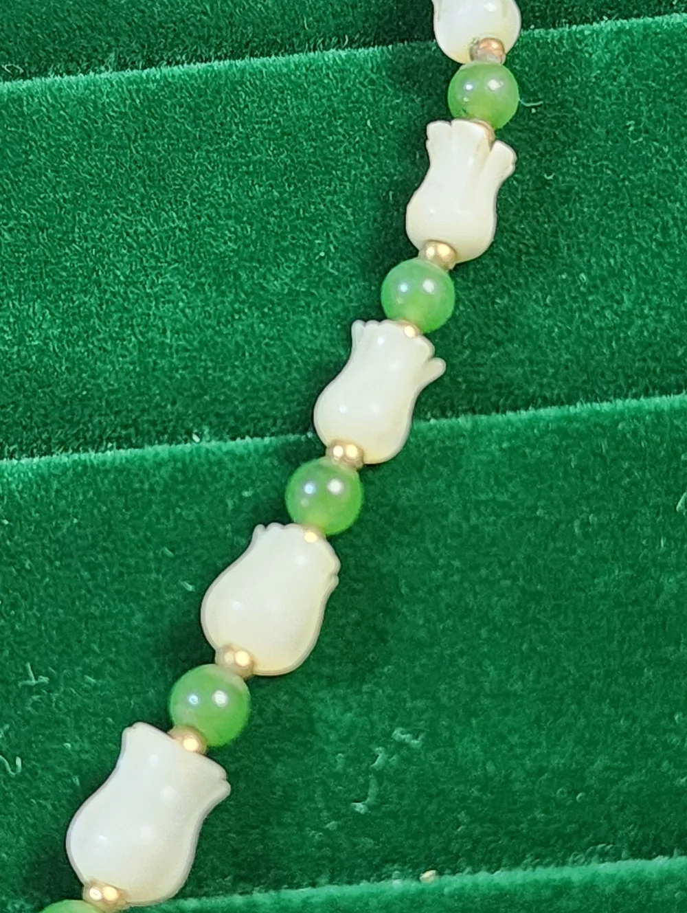 Vintage 1970s Lucite & Jade Beaded Necklace Fairy Pendant Green White Retro - Picture 7 of 10